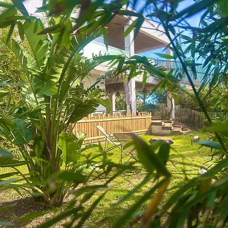 Holiday home Villa Avec 200M De Jardin Prive La Sablhyeres Hyeres
